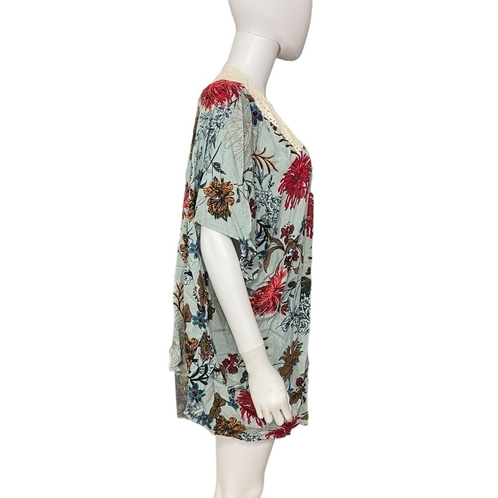 Blushing Heart Blue Floral Open Front Top
New - Picture 5 of 6